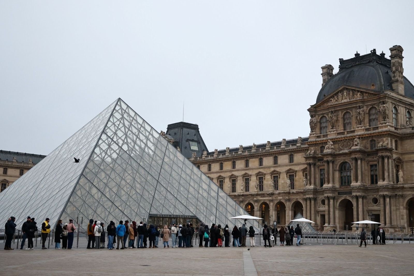 Louvre director resigns in wake of jewel heist