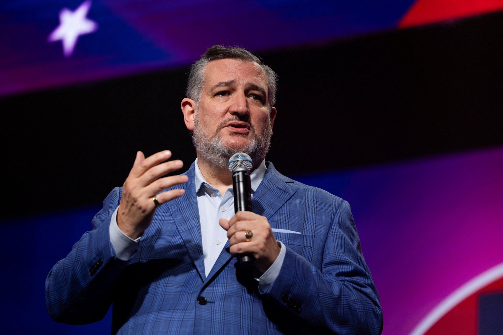 Cruz stiff-arms Democratic college sports plan, vows bipartisan deal