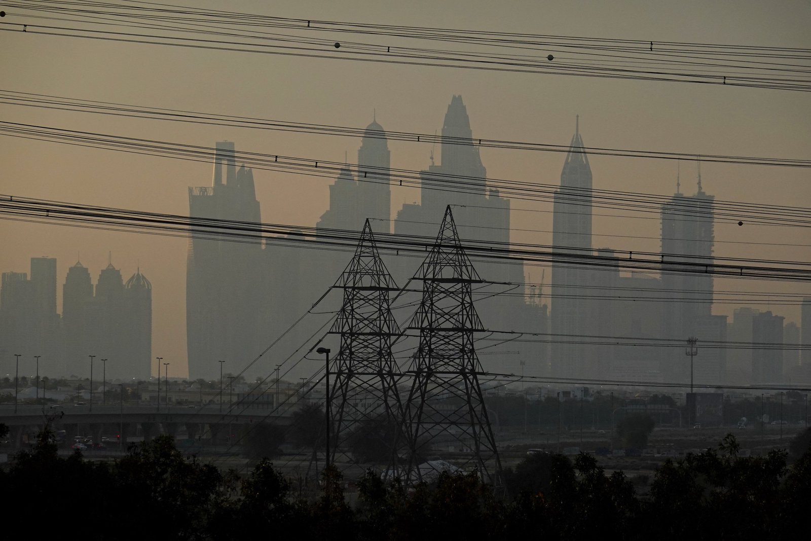 UAE employers plan to cut staff, pushed by uncertainty