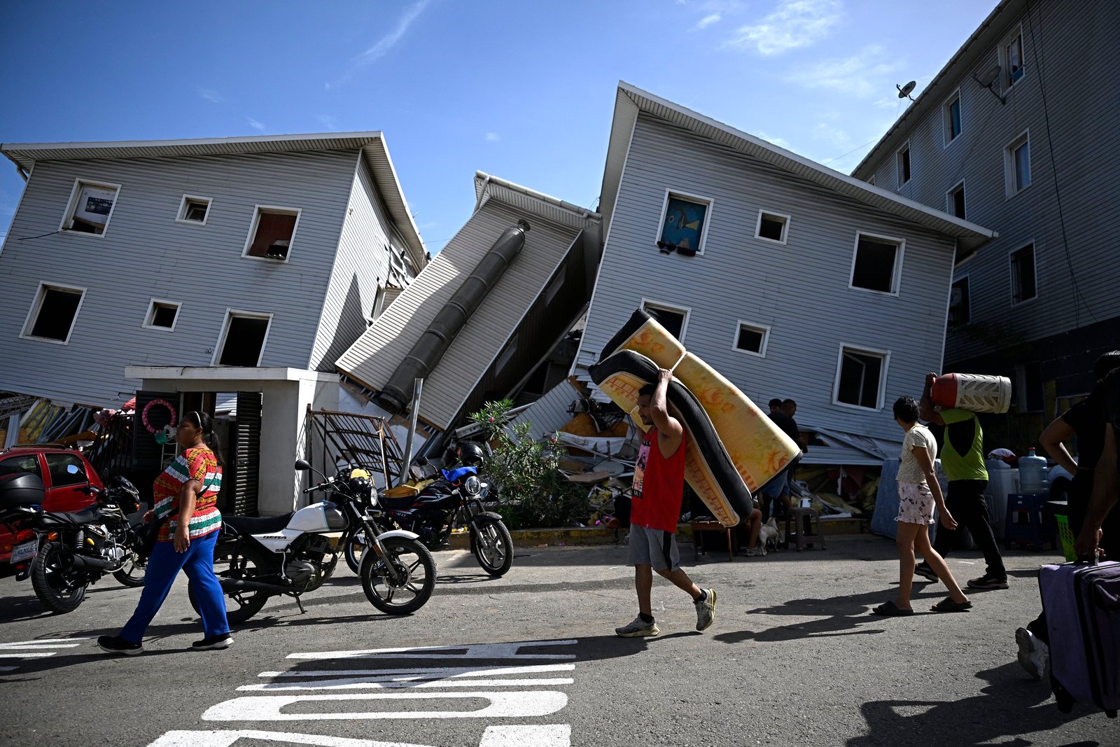 Two powerful earthquakes devastate Venezuela; Israeli killing in Lebanon continues; Iván Cepeda concedes in Colombia