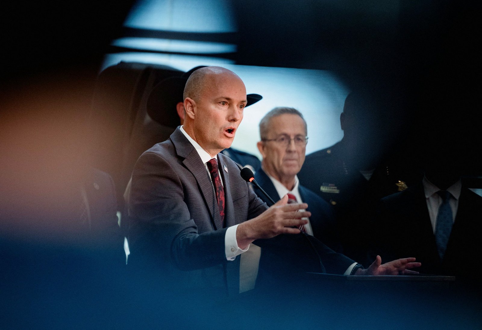 Politicians to America: Log off