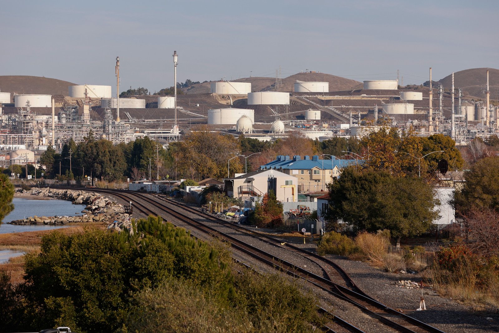 Ex-Google exec launches AI firm for oil refineries