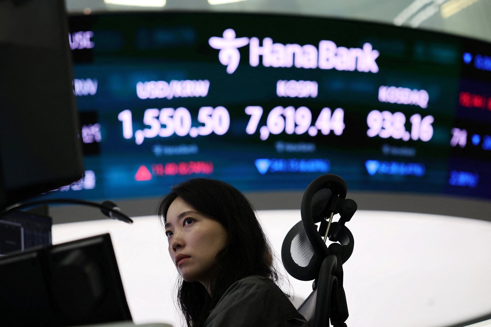 Asian stocks slump on tech rout
