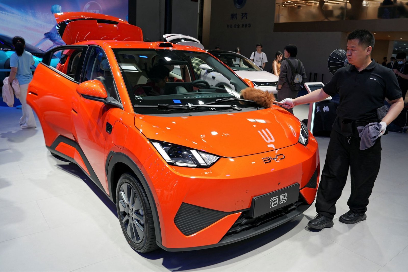 BYD profits plunge on domestic price wars