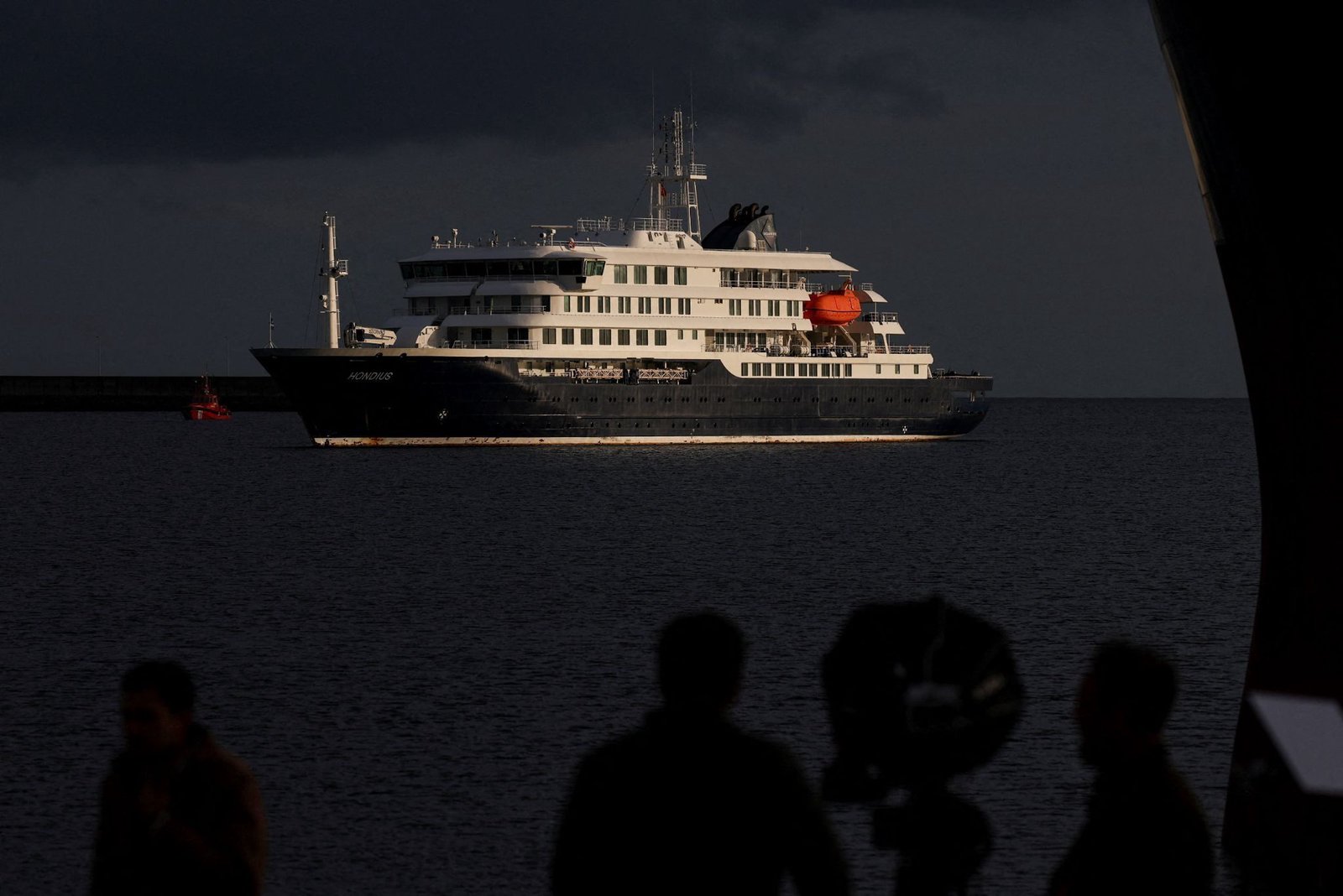 Passengers test positive as hantavirus response criticized