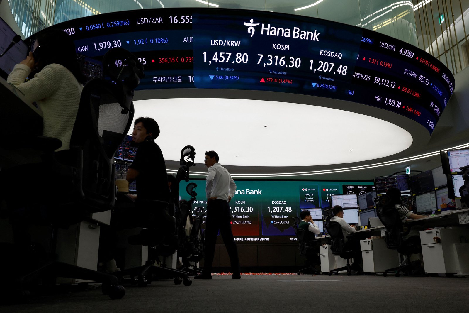 Global tech rout hits Asia