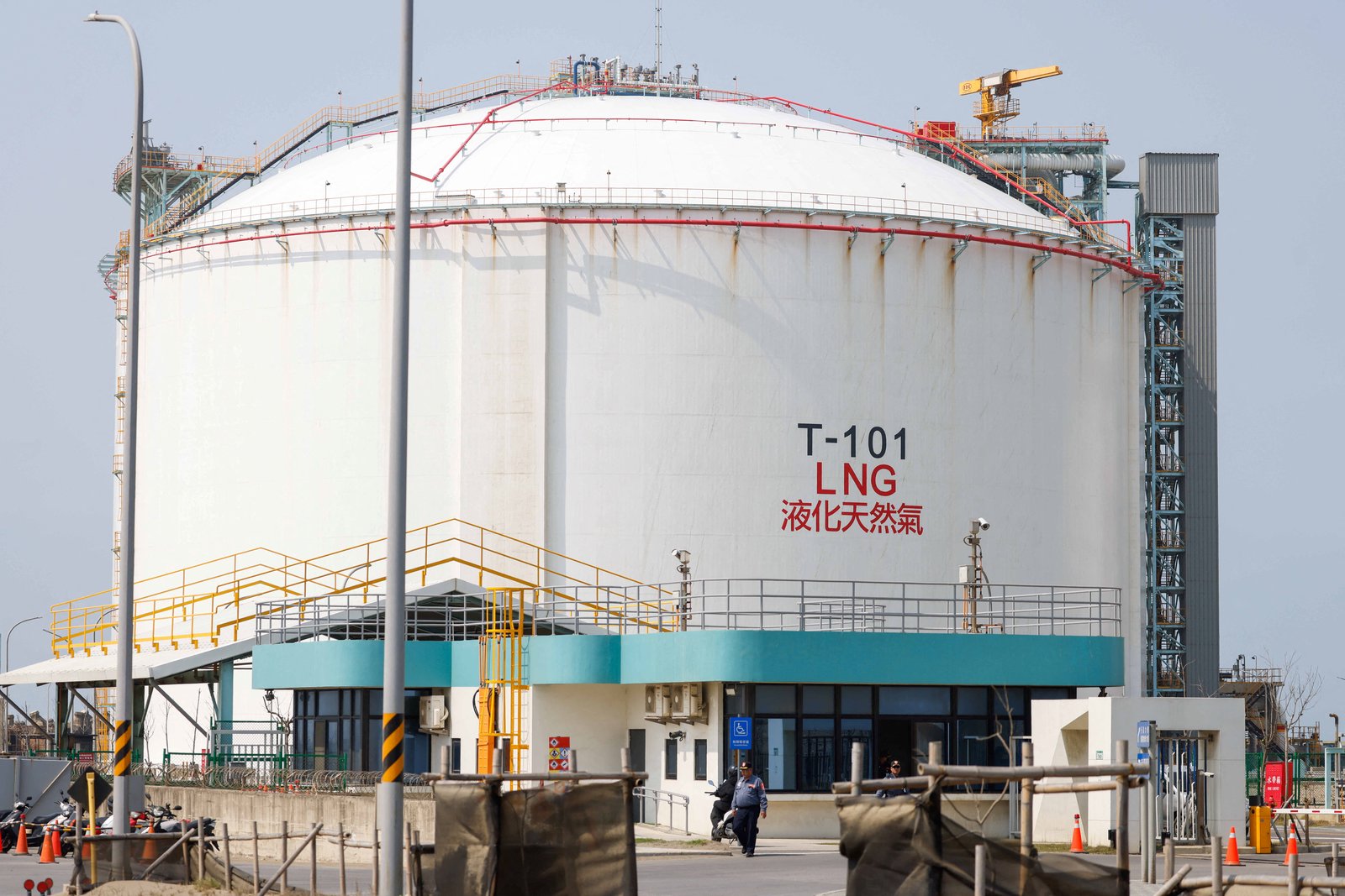 Global market faces LNG glut, while US forecasts shortfall
