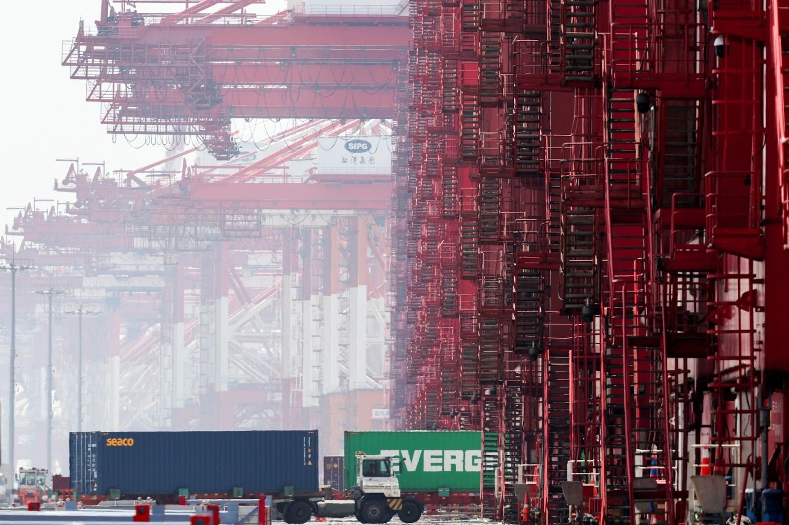 China, US suspend rival port fees