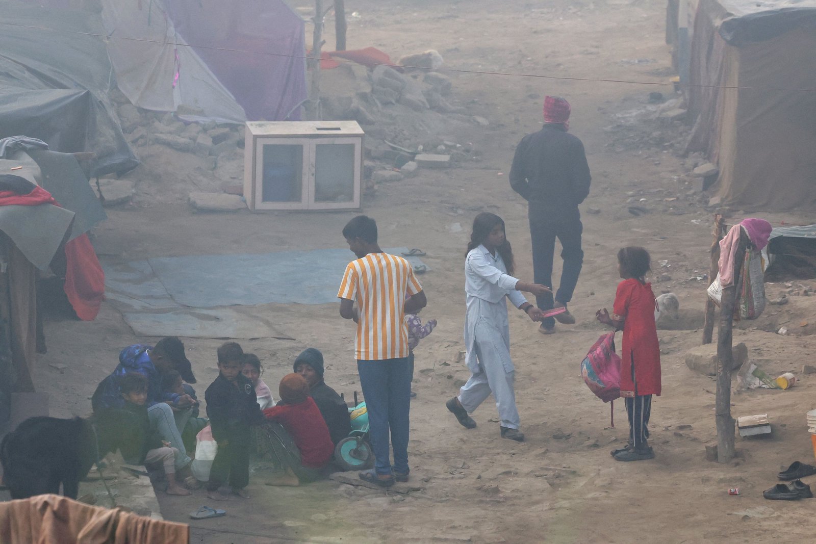 Delhi schools move online as air pollution soars