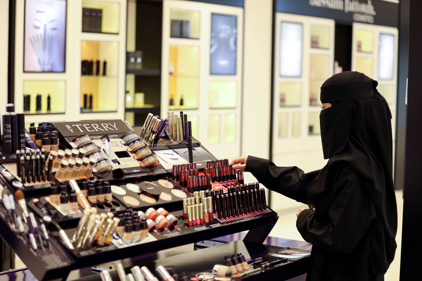 Saudi consumers go on spending spree as fighting wanes