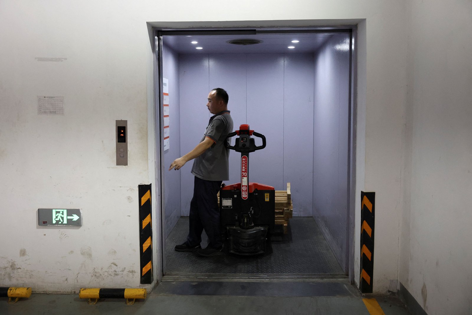 China races to replace millions of aging elevators