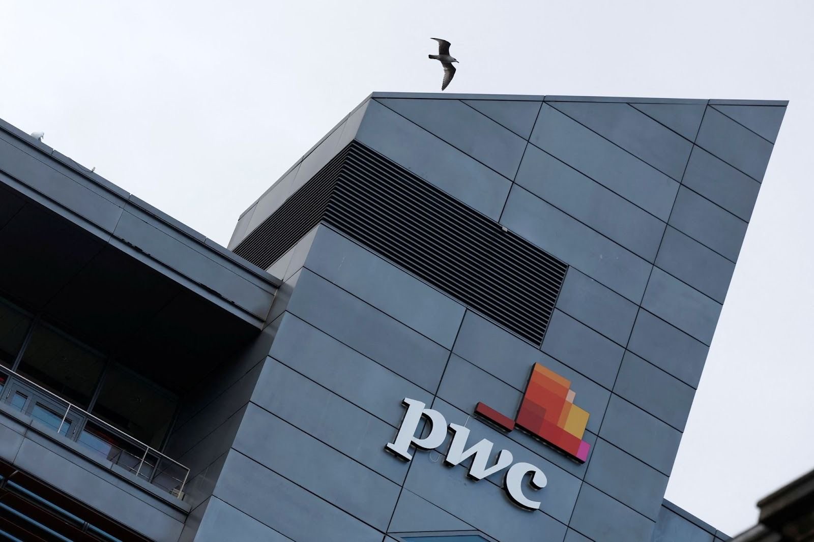 PwC US boss tells staff to embrace AI